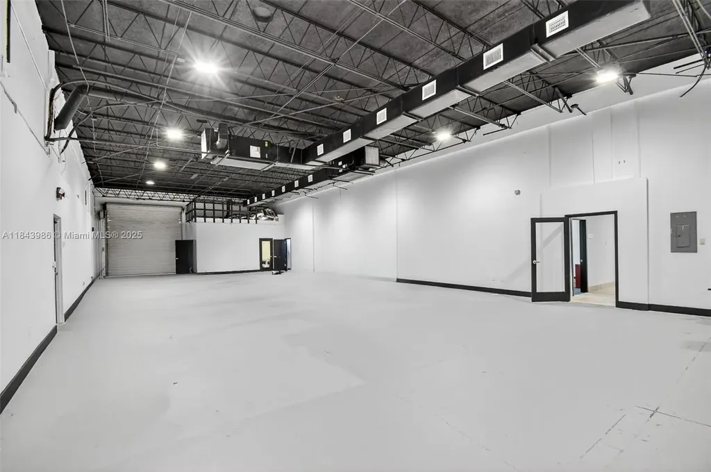 South- Florida- office-warehouse- space -available- for- lease- along- the- I-95- business- corridor.